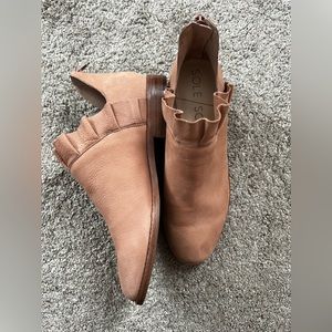 NWOT Sole Society Ruffle detailed shoes